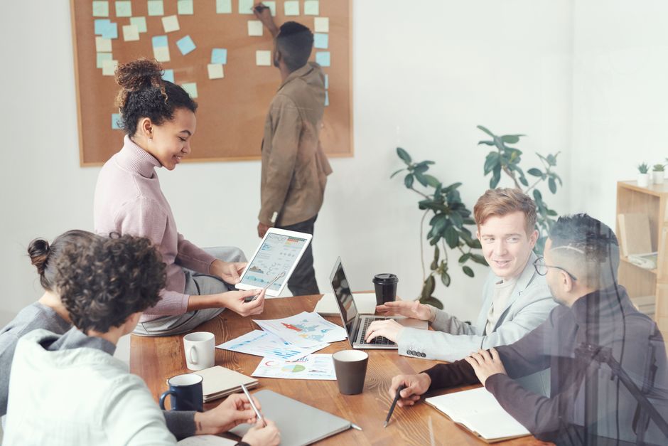 Teilnehmende bearbeiten Aufgaben im Online Marketing Kurs